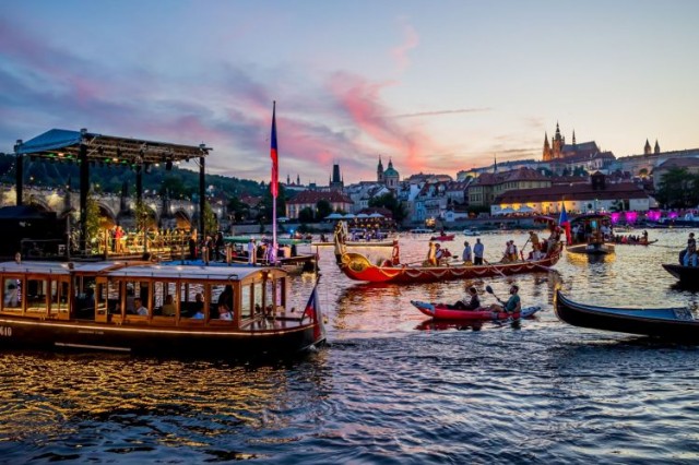 Crucero de 3 horas con cena y concierto por el río Moldava 15.5.2025