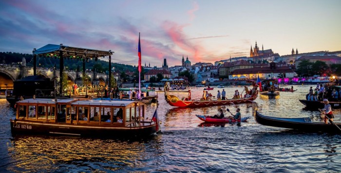 Crucero de 3 horas con cena y concierto por el río Moldava 15.5.2025